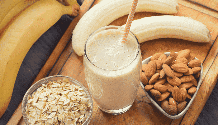 Leia mais sobre o artigo Fiz em apenas 1 minuto a vitamina de banana sem leite mais fácil que existe apenas 4 ingredientes super rápido