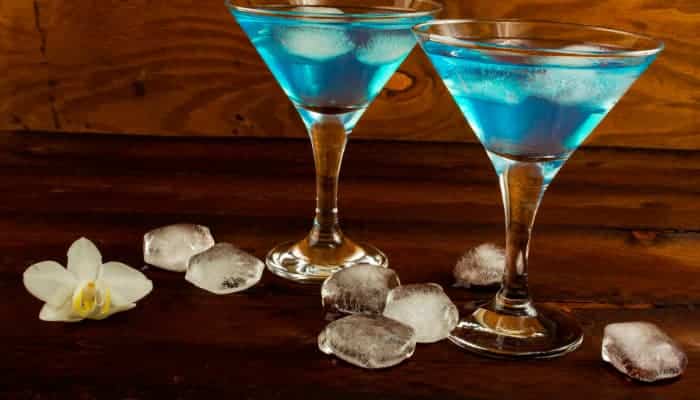 gin tonica com licor curacao blue o drink tudo azul