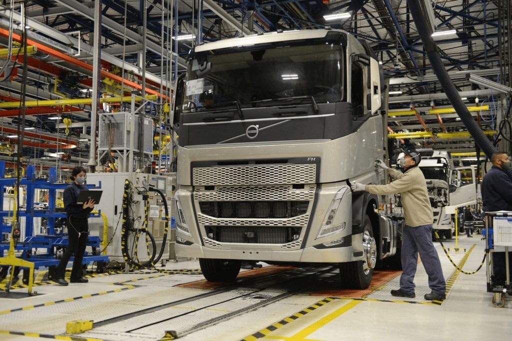 Leia mais sobre o artigo Volvo marca largada na produção em massa de caminhões elétricos