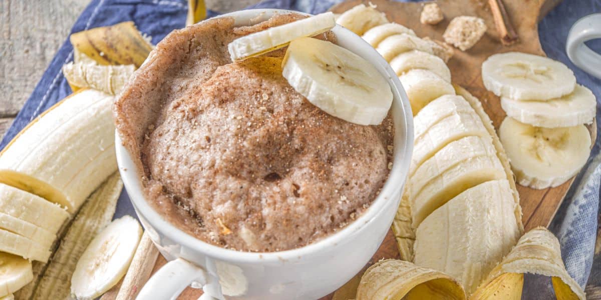 Leia mais sobre o artigo Bolo de caneca de banana com aveia e chocolate para fazer bem rapidinho no café da manhã