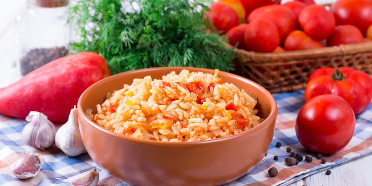 Leia mais sobre o artigo Arroz de tomate receita deliciosa que rende muito para o almoço de toda família