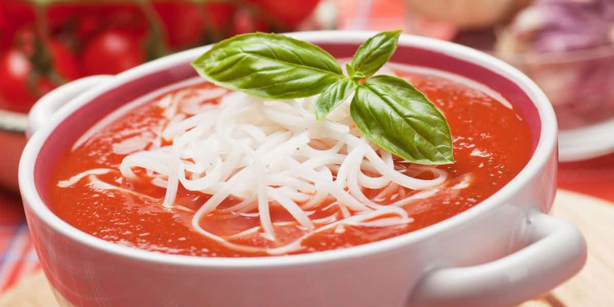 Leia mais sobre o artigo Receita de sopa de tomate cremosa da vovó bem saborosa para o jantar da família
