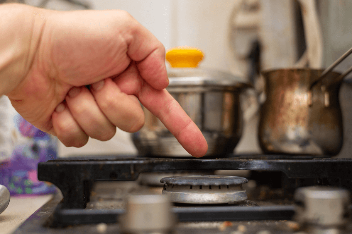 Leia mais sobre o artigo Como limpar boca de fogão queimado usando ingredientes simples que você tem em casa