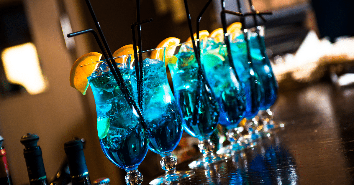 Explore o fascinante Blue Lagoon: um drink azul deslumbrante! Descubra a receita, variações e curiosidades deste coquetel icônico.